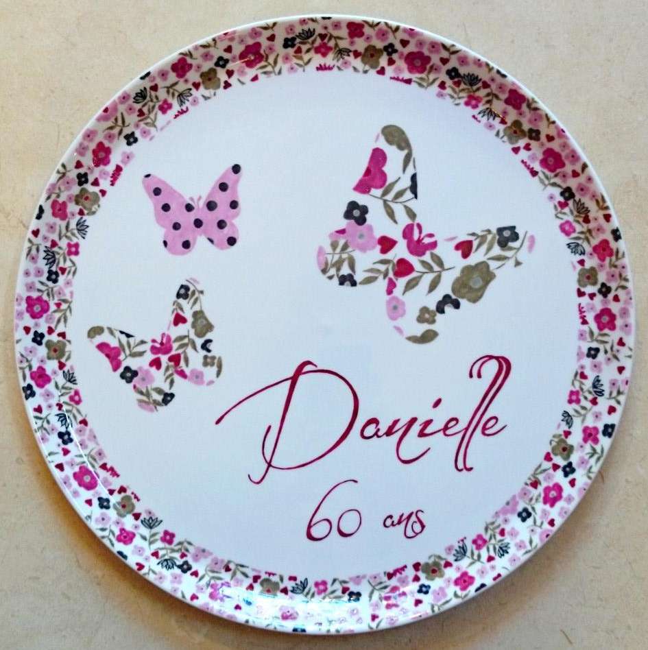 Plat à tarte en porcelaine personnalisé à l'occasion d'un anniversaire.